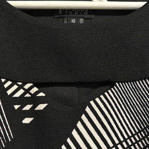 Sleeveless black and white dress - Picture 2 of 5